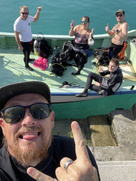 Group of scuba divers vs individual diver in Okinawa Japan